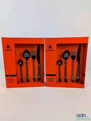 deux boîtes orange contenant des fourchettes et des cuillères, posées sur une surface blanche
