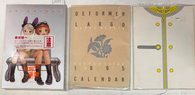 deux livres posés sur une table
