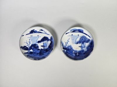 deux assiettes bleues et blanches ornées d'un paysage