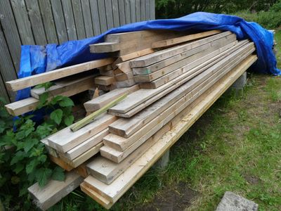 de nombreuses pièces de bois empilées les unes sur les autres