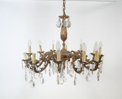 an image of a chandelier with many lights hanging from it ' s ceiling