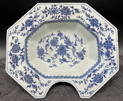 une assiette bleue et blanche ornée de fleurs bleues