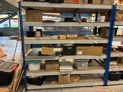 de nombreux cartons et boîtes sur les étagères de l'entrepôt