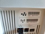 une photo en gros plan d'un appareil sur lequel figurent des codes-barres