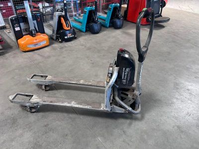 une photo d'un chariot élévateur dans un entrepôt, avec d'autres outils