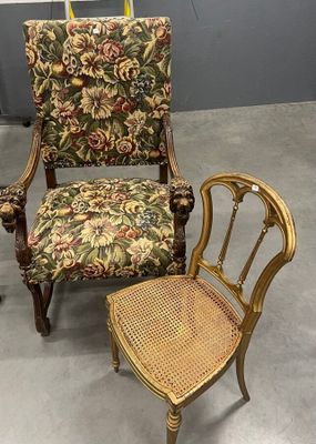 deux chaises anciennes avec une assise rembourrée à motifs floraux et un dossier en rotin