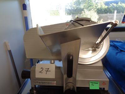 une photo d'une trancheuse à viande posée sur un plan de travail