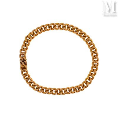 un bracelet à chaîne en or avec un fermoir sur fond blanc