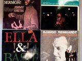 quatre pochettes d'albums différentes représentant divers styles musicaux de la même époque
