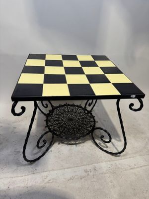 Table basse en fer forgé, le plateau en damier de carrelage …