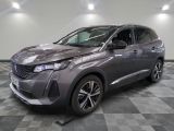 la voiture grise est garée sur un sol en damier dans le garage