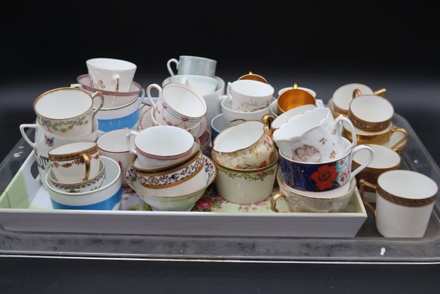 Collection de tasses sans soucoupes, dont certaines avec incrusta...