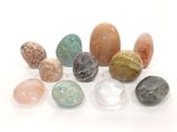 un gros plan sur un ensemble de rochers et de pierres posés sur une surface blanche
