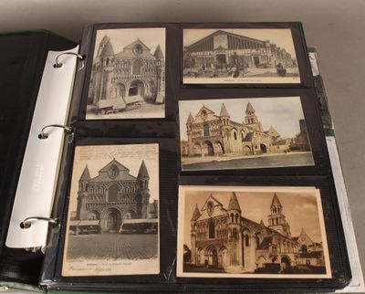 quatre vieilles photos d'une église dans un classeur