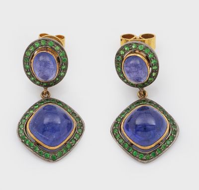 une paire de boucles d'oreilles en tanzanite et émeraude