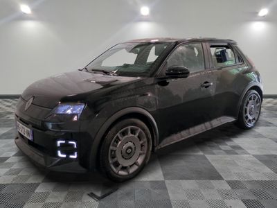 la photo d'une voiture noire garée dans un garage
