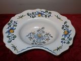 une assiette blanche décorée de fleurs bleues et jaunes