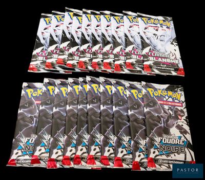deux paquets de cartes à collectionner Pokémon sur fond noir