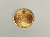 une image d'une pièce d'or sur une surface blanche