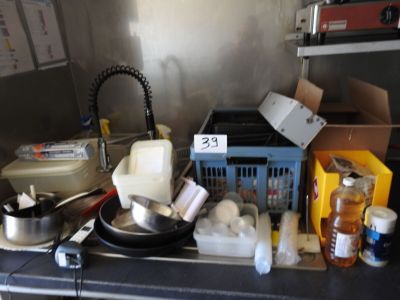 un plan de travail de cuisine encombré