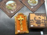 trois images de Jésus sur la croix et une boîte sur laquelle figure une image