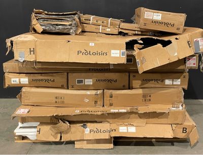 des cartons empilés les uns sur les autres