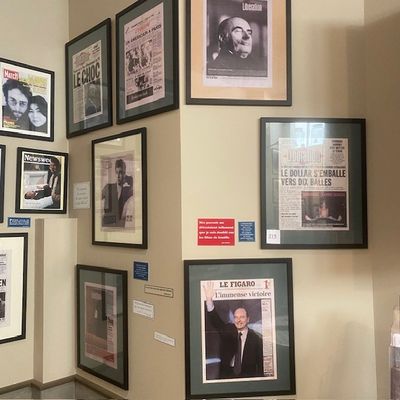 un mur sur lequel sont accrochées plusieurs photos encadrées