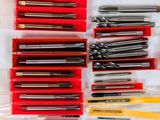 un gros plan sur un ensemble d'outils posés sur une table