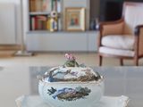 une assiette sur laquelle est posé un bol, posée sur une table