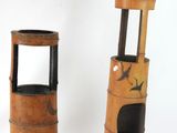 deux vases en bois placés l'un à côté de l'autre