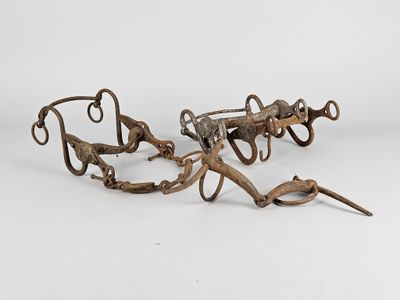 une paire de ciseaux anciens en fer sur fond blanc
