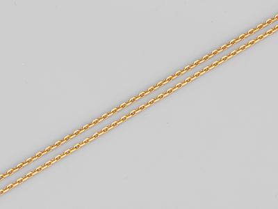un collier en or auquel est attachée une chaîne