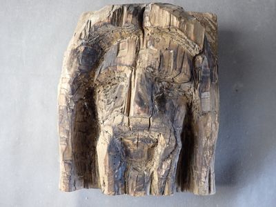 un morceau de bois sculpté de manière à ressembler à une tête humaine