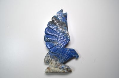 Un aigle sculpté en lapis-lazuli d'un poids de 1500 carats e…
