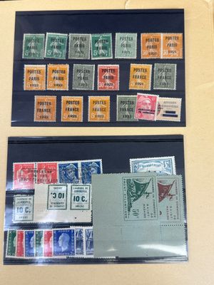 Deux types de timbres différents sont exposés dans une vitrine.