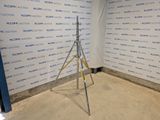 un trépied dans un coin d'une pièce, avec un mur derrière lui