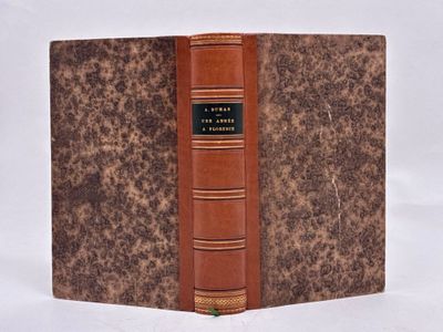 un livre marron avec une étiquette noire dessus