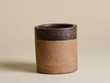 une petite tasse posée sur une table