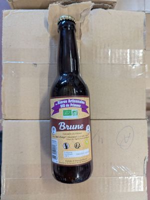 une bouteille de bière posée sur une boîte en carton