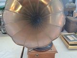 un vieux phonon posé sur une table dans une pièce
