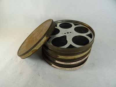 une pile de bobines de film posée sur une surface blanche
