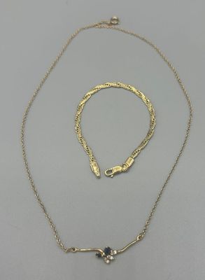 un ensemble composé d'un collier et d'un bracelet en or, sertis d'une pierre bleue
