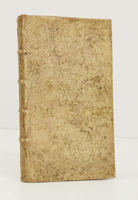 un vieux livre posé sur une table blanche