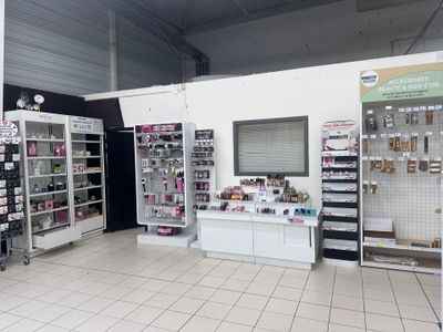 un magasin dont les rayons regorgent de produits