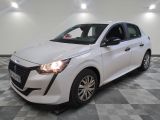 la voiture blanche est garée sur un sol en damier dans le garage
