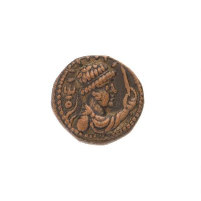 Gros plan sur une pièce de monnaie représentant une femme.