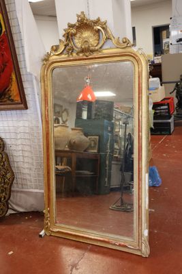 un miroir posé sur le sol d'une pièce