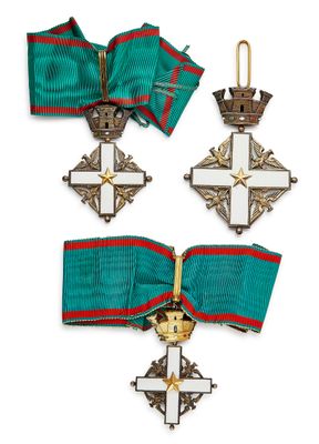 trois médailles et un ruban orné d'une croix sur fond blanc