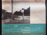 une affiche accrochée au mur d'un immeuble