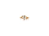 gros plan d'une bague en diamant sur fond blanc